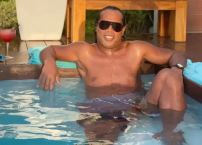 ronaldinho-hot tub